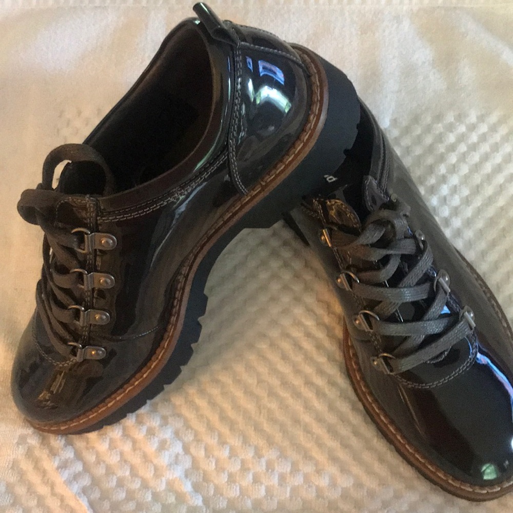Lace up shoes